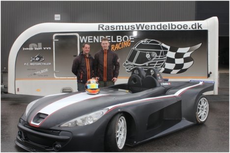 Rasmus og Simon Parker ved bilen i en pause